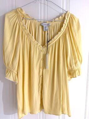 Cupcakes and Cashmere NWT blouse